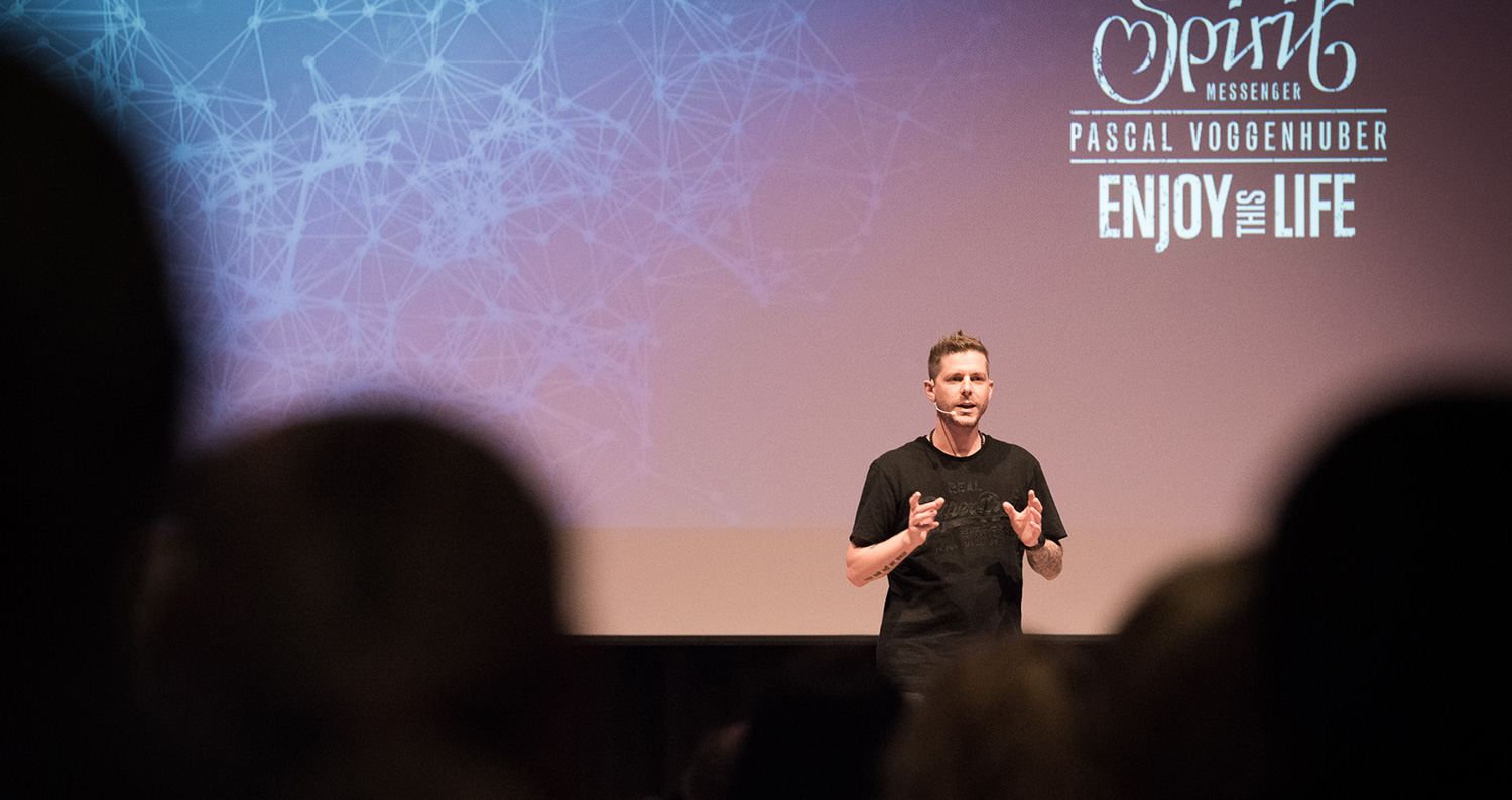 Medium Pascal Voggenhuber auf der Bühne